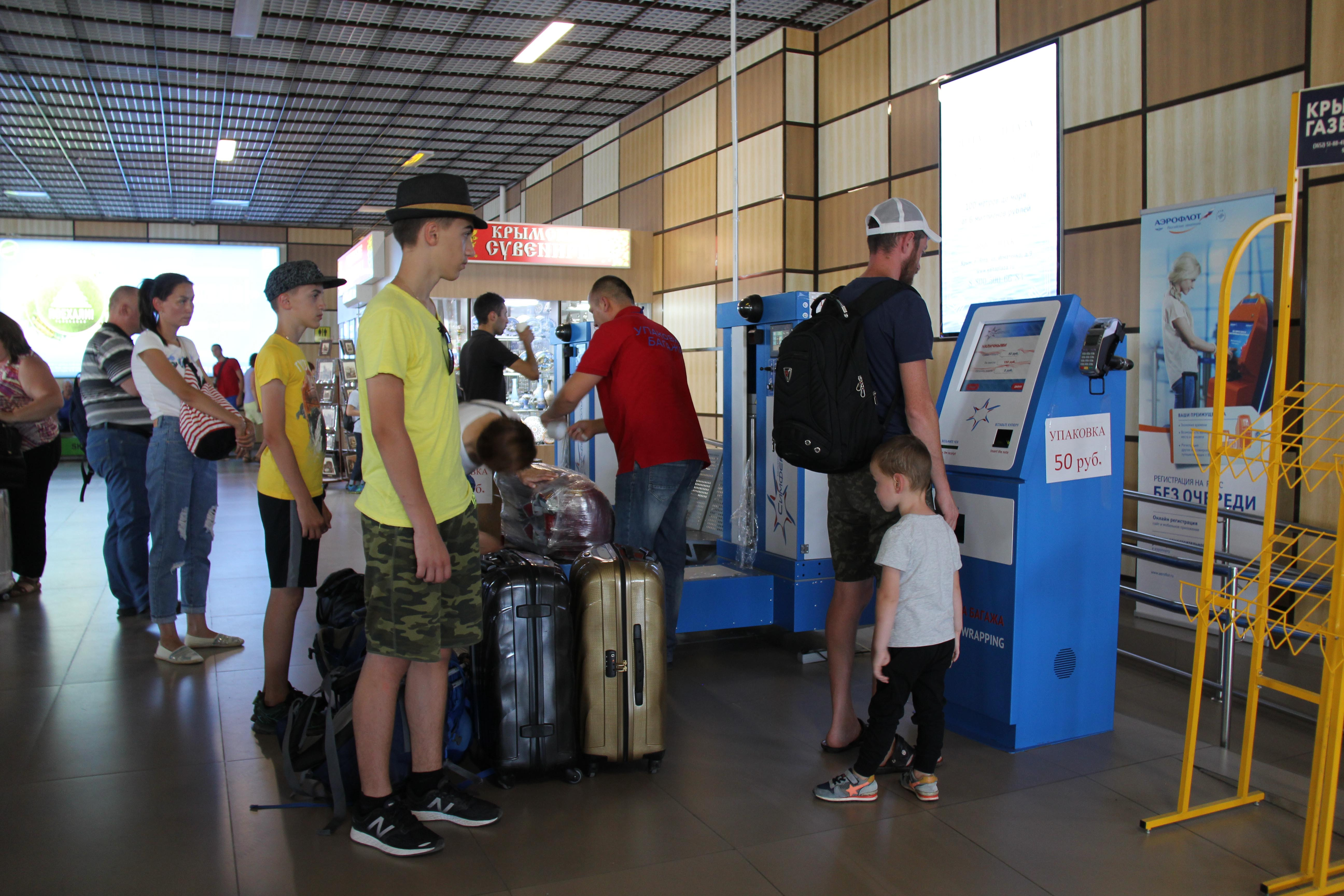 В аэропорту Симферополя запустили новые системы по упаковке багажа